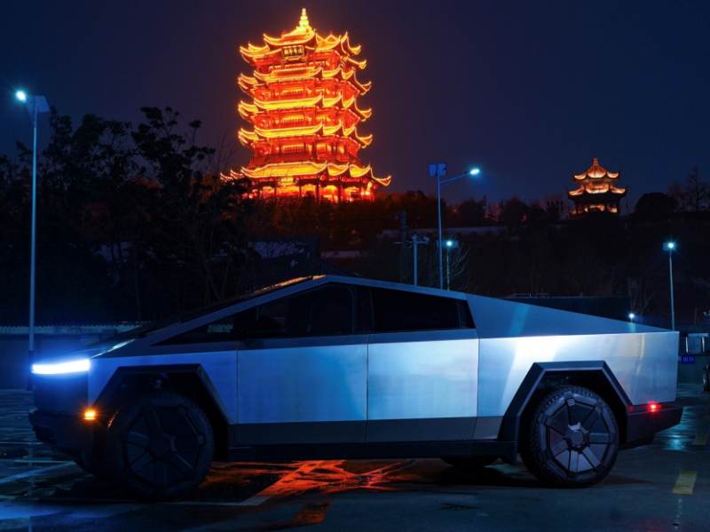 特斯拉赛博越野旅行车在汉惊艳亮相 深度游览江城美景V4310