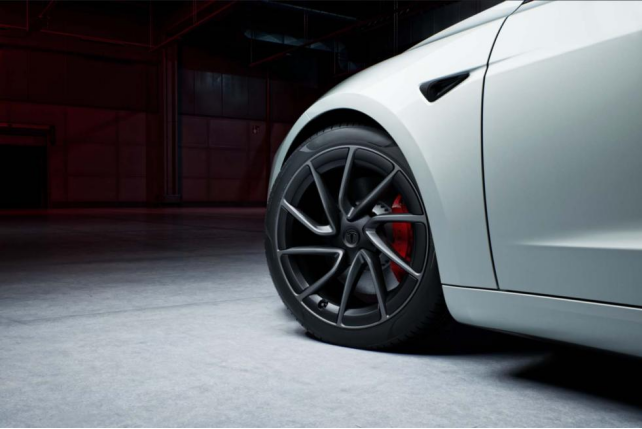 Model 3高性能版33.59万元开启预售，特斯拉全系高性能版车型已就位！3531