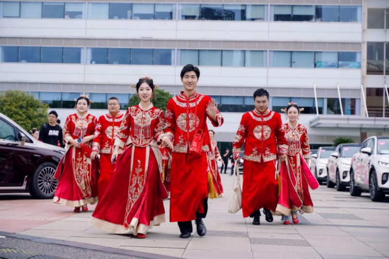 【新闻稿】乘东风结同心 遇知音谱新篇 东风汽车2025年职工集体婚礼温情启幕524
