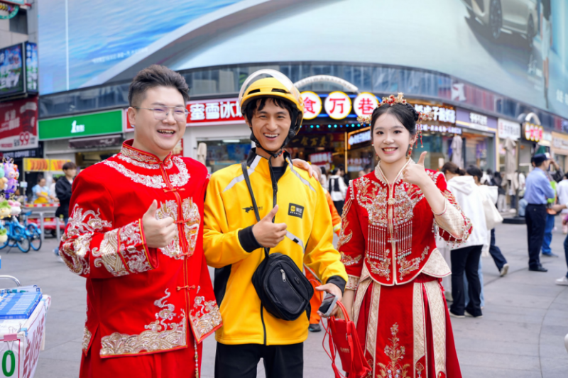 【新闻稿】乘东风结同心 遇知音谱新篇 东风汽车2025年职工集体婚礼温情启幕2095