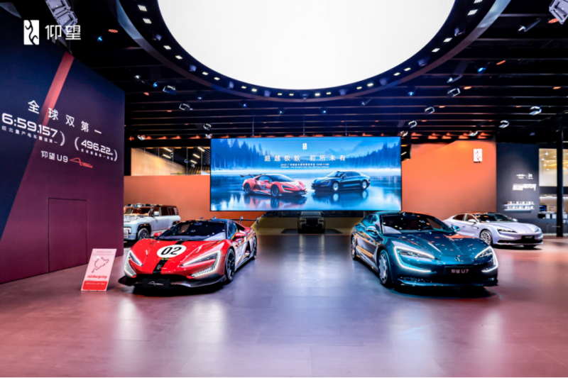 仰望三车齐耀广州车展243