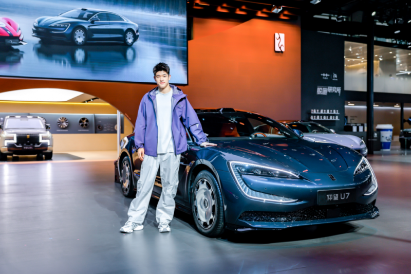 仰望三车齐耀广州车展944