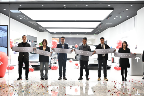 20260115特斯拉武汉武昌万象城体验店盛大启幕V1162