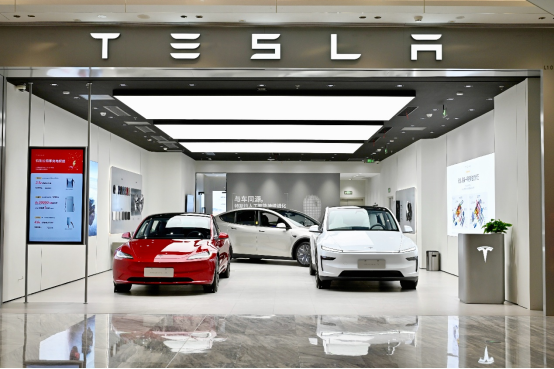 20260115特斯拉武汉武昌万象城体验店盛大启幕V1164