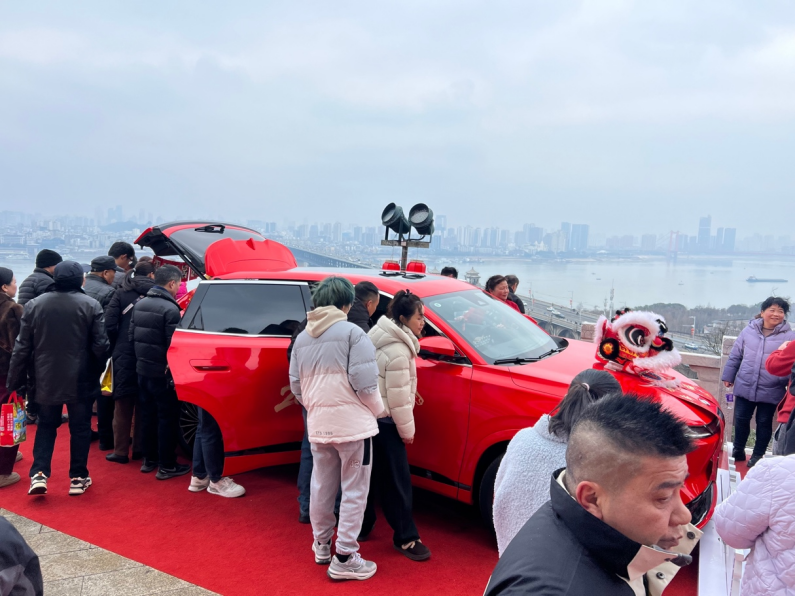 【新闻稿】龟山电视塔18年后首亮灯,第一个“观众”竟是TA-0217-18581134