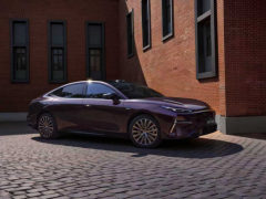 吉利银河星耀8加推“远航家”系列，续航升级、全场景城市NOA上车