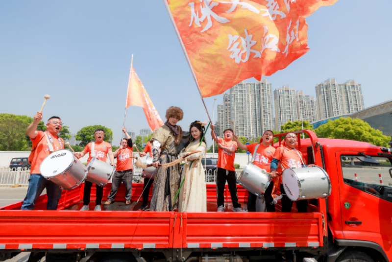 【地域情怀新闻稿】 一碗面，一场球，东风风神与湖北球迷双向奔赴226